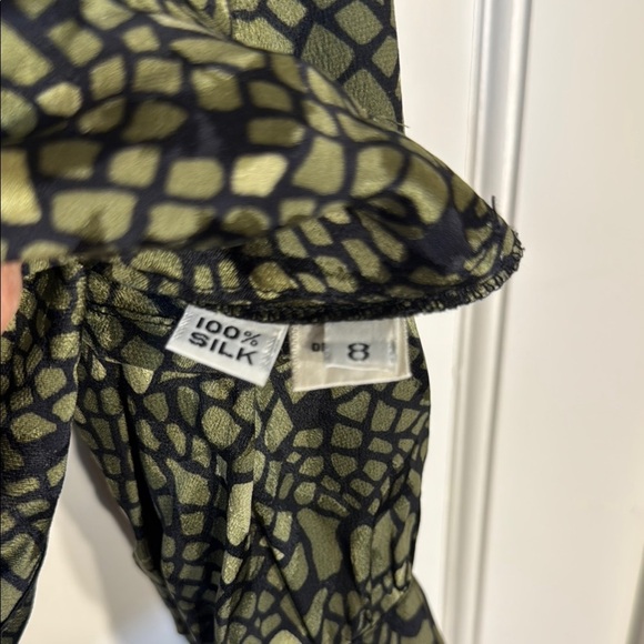 EUC Stylish Black and Green 100% Silk Women's Top with Mandarin Style Collar - Picture 5 of 6